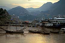 Boats dock on the 长江 Yangzi River Area