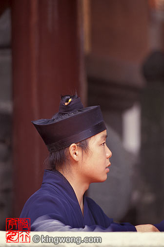 䵱ɽ - ʿ Wudangshan ( Wudang Mountains ) - Young Daoist practitioner